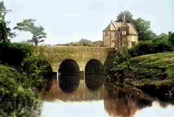 A colourised photograph dating to the 1880s showing Yeovil Bridge and the toll house.